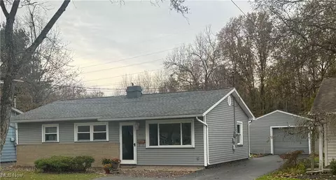 915 Donmar Ln, Youngstown, OH 44511