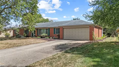 7420 Carmen Dr NW, North Canton, OH 44720