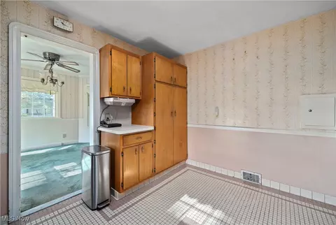 Kitchen - 976 Gulf Rd, Elyria, OH 44035 photo 4 of 5