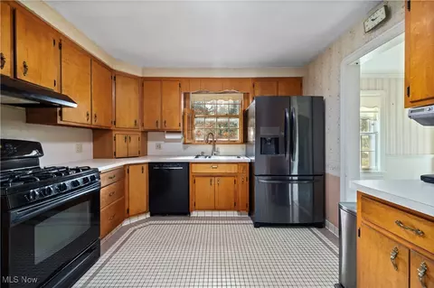 Kitchen - 976 Gulf Rd, Elyria, OH 44035 photo 2 of 5