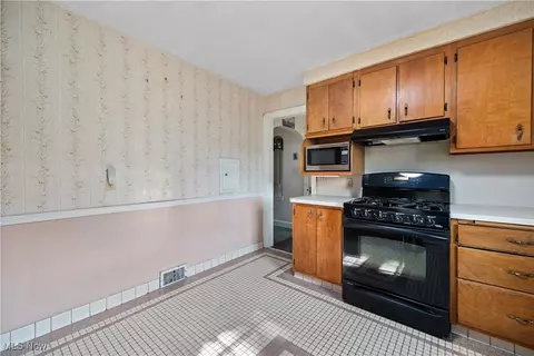 Kitchen - 976 Gulf Rd, Elyria, OH 44035 photo 5 of 5