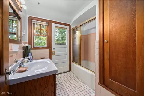 Bath - 976 Gulf Rd, Elyria, OH 44035 photo 1 of 2