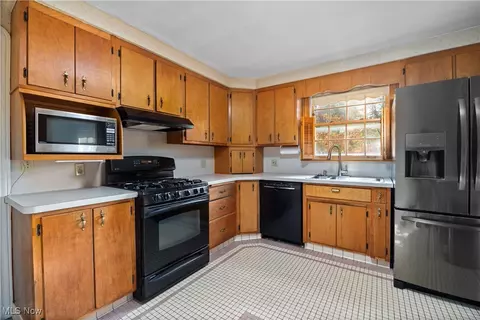 Kitchen - 976 Gulf Rd, Elyria, OH 44035 photo 3 of 5