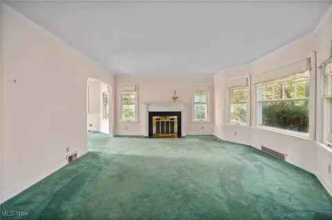 Living - 976 Gulf Rd, Elyria, OH 44035 photo 4 of 8