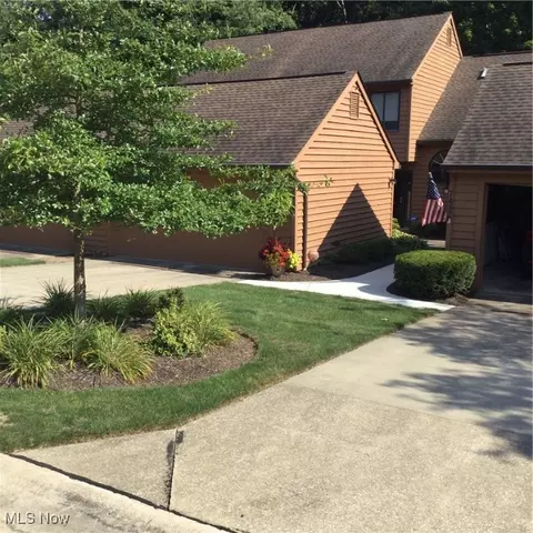 7484 Millrace Ln, Sagamore Hills, OH 44067