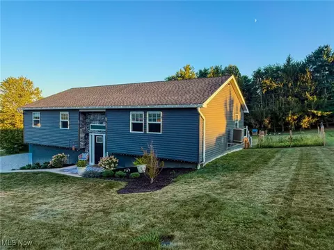 560 Walnut Hills Dr, Zanesville, OH 43701