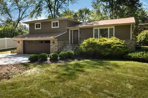 9979 Delsy Dr, North Royalton, OH 44133