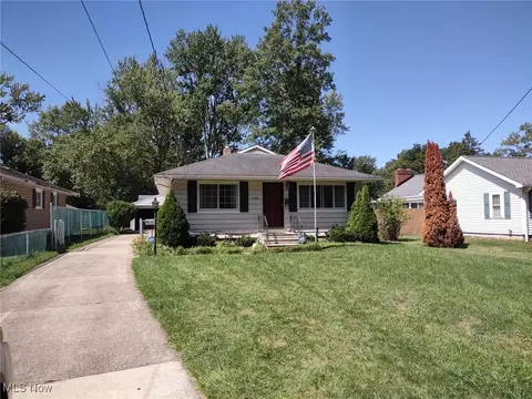 7736 Mapleway Dr, Olmsted Falls, OH 44138