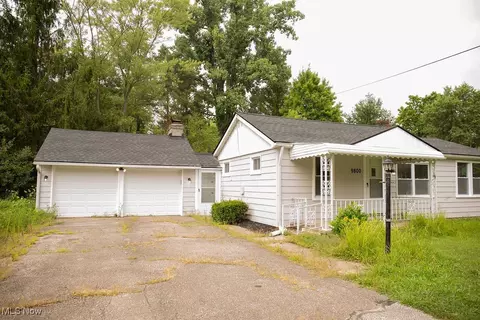 9800 North Blvd, Chagrin Falls, OH 44023