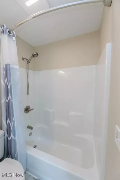 Bath - 40 Perch Ct, Lagrange, OH 44050 photo 4 of 5