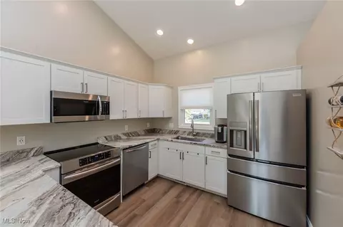 Kitchen - 40 Perch Ct, Lagrange, OH 44050 photo 6 of 7