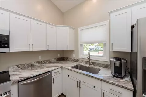 Kitchen - 40 Perch Ct, Lagrange, OH 44050 photo 4 of 7