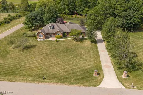 2178 Pleasant Valley Rd NE, New Philadelphia, OH 44663