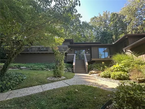 1367 Mockingbird Dr, Kent, OH 44240