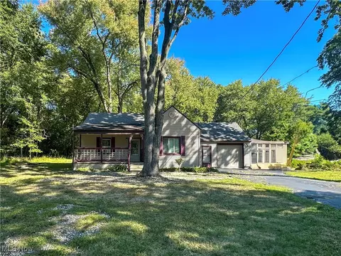 5375 East Dr, Niles, OH 44446