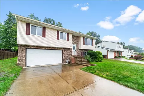 8275 Newcomb Dr, Parma, OH 44129