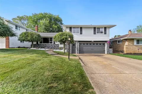 2100 Winterpark Dr, Parma, OH 44134