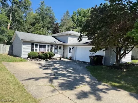 160 Pinewood Dr, Elyria, OH 44035
