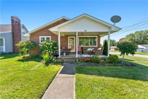 321 Park Dr, Campbell, OH 44405