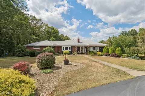 737 Moore Ln, East Palestine, OH 44413