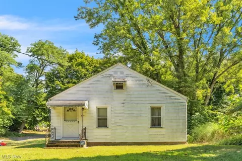 671 Selzer St, Akron, OH 44310