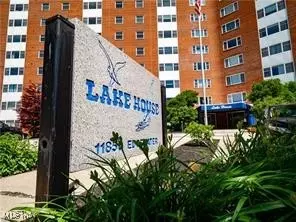 11850 Edgewater Dr #423, Lakewood, OH 44107