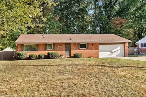 4999 Peggy Ann Dr, New Franklin, OH 44319