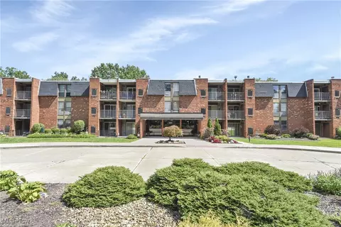 4179 Columbia Rd #320, North Olmsted, OH 44070