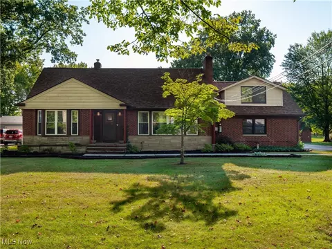 2549 Canterbury Rd, Westlake, OH 44145