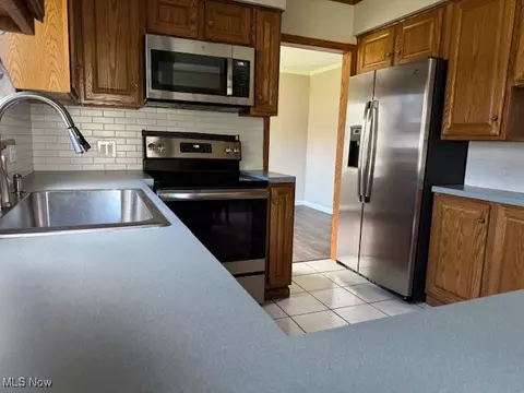 Kitchen - 2045 E 42nd St, Ashtabula, OH 44004 photo 3 of 5