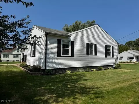 Exterior - 2045 E 42nd St, Ashtabula, OH 44004 photo 2 of 2