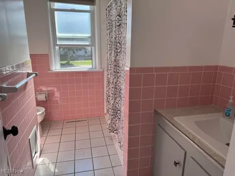 Bath - 2045 E 42nd St, Ashtabula, OH 44004 photo 1 of 2