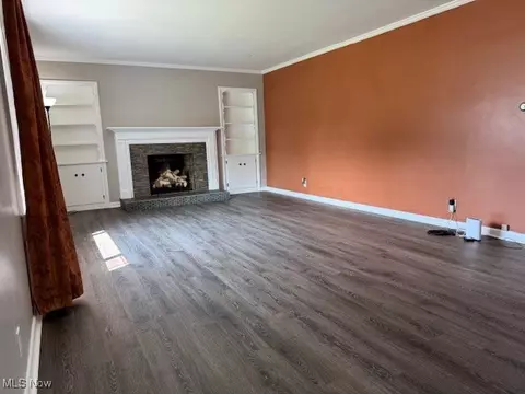 Living - 2045 E 42nd St, Ashtabula, OH 44004 photo 2 of 10