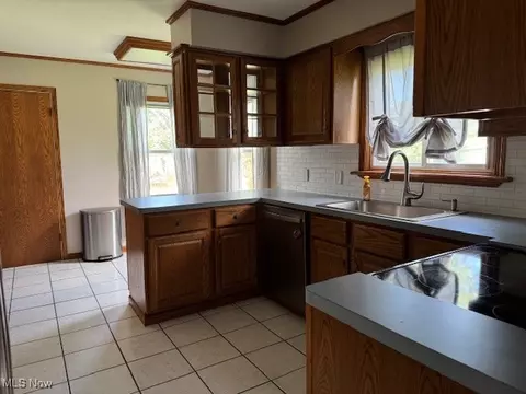 Kitchen - 2045 E 42nd St, Ashtabula, OH 44004 photo 4 of 5
