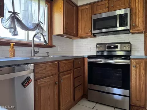 Kitchen - 2045 E 42nd St, Ashtabula, OH 44004 photo 2 of 5