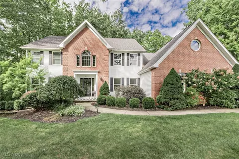 225 Linwood Ln, Aurora, OH 44202