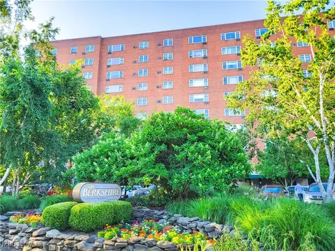 11820 Edgewater Dr #506, Lakewood, OH 44107