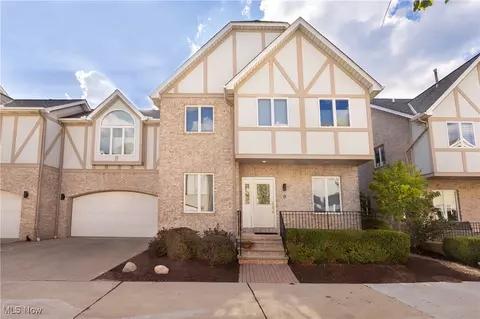 22480 Lake Rd #9, Rocky River, OH 44116