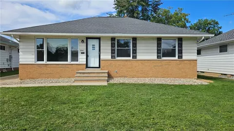 5362 Roland Dr, Garfield Heights, OH 44125