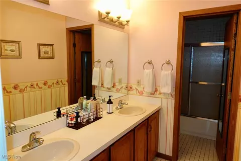 Bath - 36767 Meadowdale Dr, Solon, OH 44139 photo 3 of 4