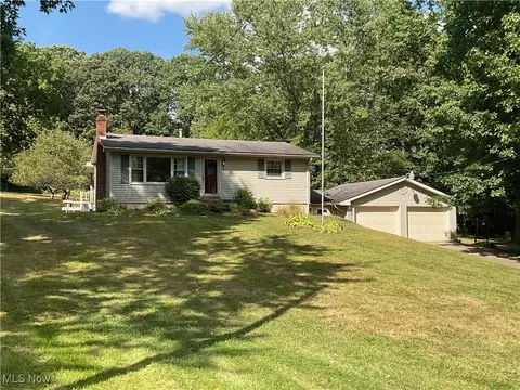 5195 King St SW, Canton, OH 44706