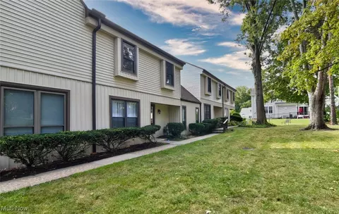 990 Som Center Rd #D3, Mayfield, OH 44143