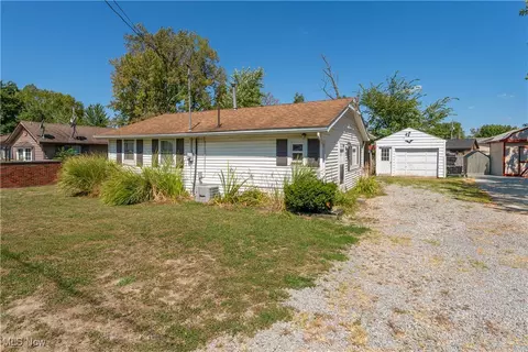 10569 Shadyside Dr, North Benton, OH 44449