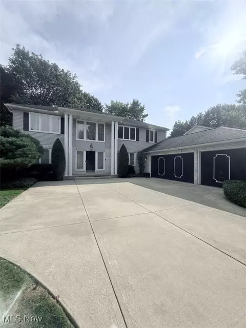 6344 Woodhawk Dr, Mayfield Heights, OH 44124