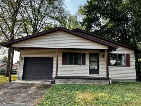 206 Watson Cir NE, New Philadelphia, OH 44663