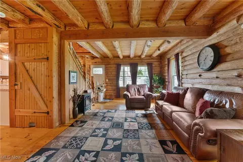 Living - 14 Clingan Rd, Struthers, OH 44471 photo 2 of 4
