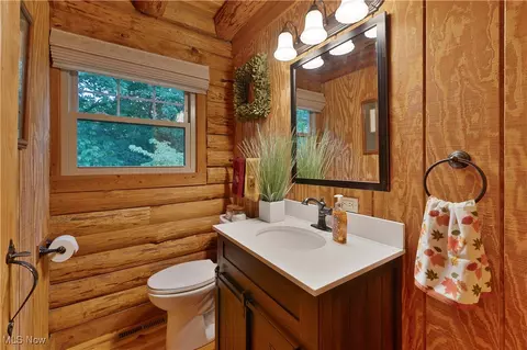 Bath - 14 Clingan Rd, Struthers, OH 44471 photo 1 of 3