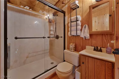 Bath - 14 Clingan Rd, Struthers, OH 44471 photo 2 of 3