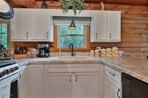 Kitchen - 14 Clingan Rd, Struthers, OH 44471 photo 3 of 6