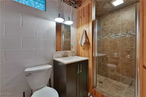 Bath - 14 Clingan Rd, Struthers, OH 44471 photo 3 of 3